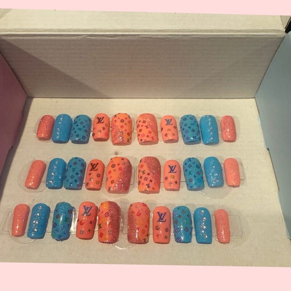 Louis Vuitton Designer Nails - Picture 3 of 6